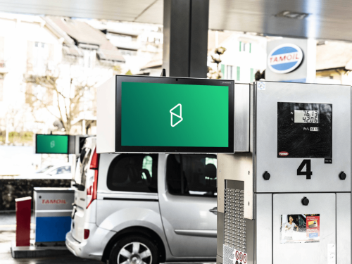 Screen an der Tankstelle